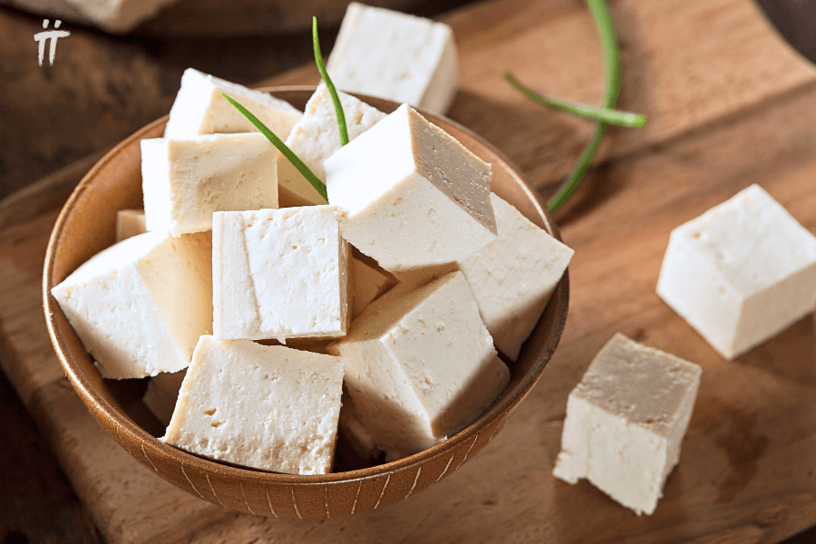 Tofu gibi besinlerde bulunan izoflavonlar, postmenopozal osteoporoz dönemindeki kadınlarda kemik kaybını yavaşlatmaya yardımcı olan değerli bitkisel bileşiklerdir.
